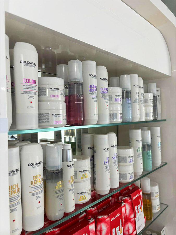 Haarverzorgingsproducten in de wandkast van de salon