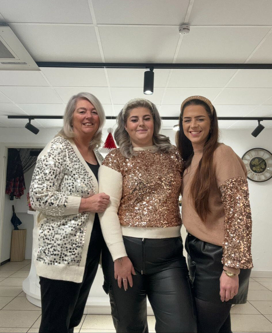 Lies met haar collega's in de salon